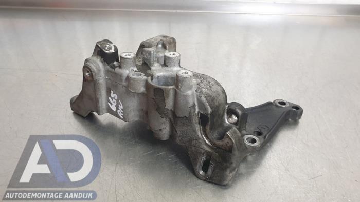 Engine mount from a Opel Vivaro 1.5 CDTI 102 2020