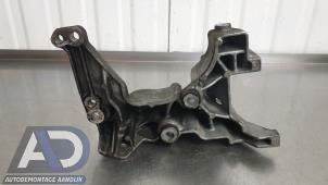 Engine mount from a Opel Vivaro 1.5 CDTI 102 2020