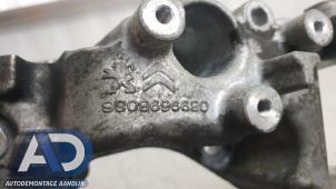 Engine mount from a Opel Vivaro 1.5 CDTI 102 2020