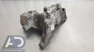 Engine mount from a Opel Vivaro 1.5 CDTI 102 2020