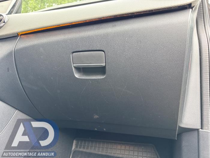 Begagnade Handskfack Mercedes B (W246/W242) 1.6 B-180 BlueEFFICIENCY Turbo 16V Pris € 39,99 Marginaltabell erbjuds av Autodemontage Aandijk
