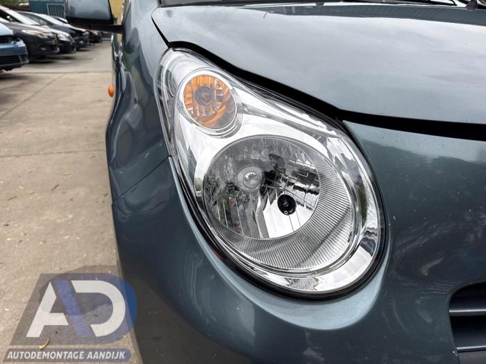 Używane Reflektor prawy Suzuki Alto 1.0 12V Cena € 74,99 Procedura marży oferowane przez Autodemontage Aandijk