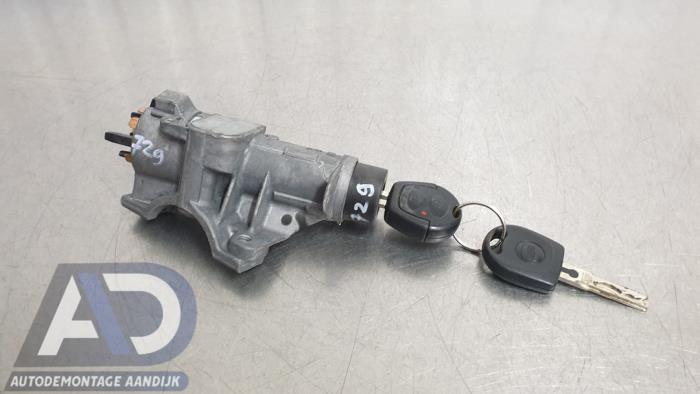 Używane Stacyjka + Kluczyk Seat Ibiza III (6L1) 1.4 16V 100 Cena € 29,99 Procedura marży oferowane przez Autodemontage Aandijk