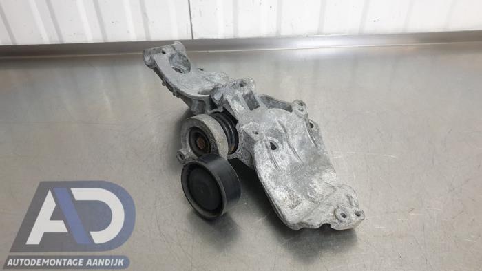 Usagé Support dynamo haut Renault Megane III Grandtour (KZ) 1.5 dCi 110 Prix € 29,99 Règlement à la marge proposé par Autodemontage Aandijk