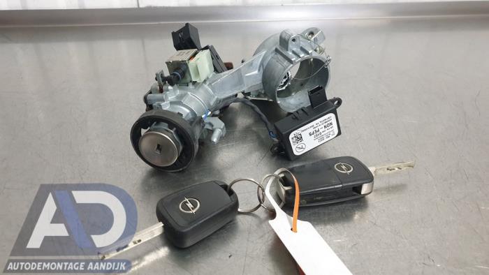 Używane Stacyjka + Kluczyk Opel Zafira Tourer (P12) 2.0 CDTI 16V 170 Ecotec Cena € 49,99 Procedura marży oferowane przez Autodemontage Aandijk