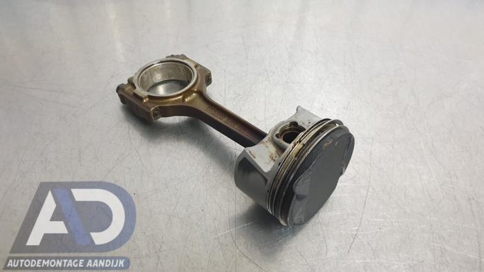 Usados Pistón Opel Karl 1.0 12V Precio € 39,99 Norma de margen ofrecido por Autodemontage Aandijk