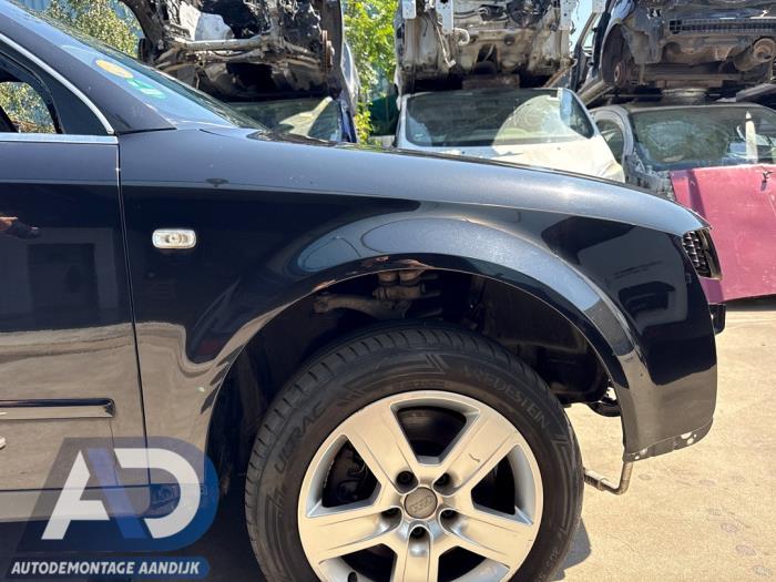 Używane Blotnik prawy przód Audi A4 Avant (B6) 2.4 V6 30V Cena € 49,99 Procedura marży oferowane przez Autodemontage Aandijk