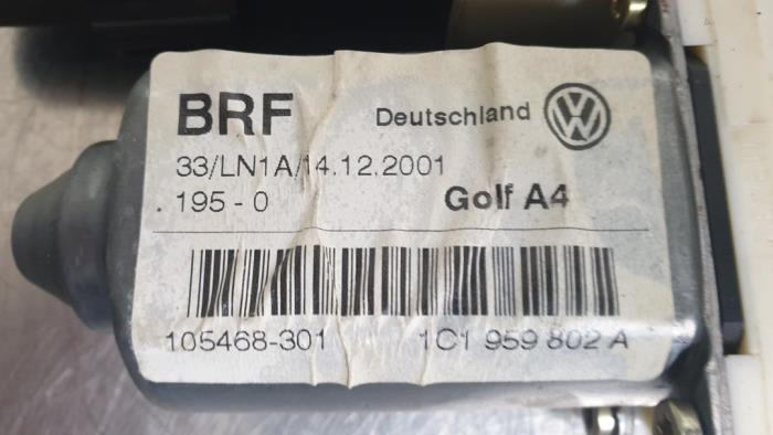 Fenstermotor Tür van een Volkswagen Golf IV (1J1) 1.6 16V 2002