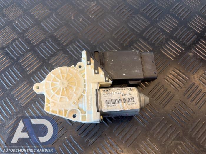 Usados Motor de ventanilla de puerta Seat Leon (1M1) 1.6 16V Precio € 14,99 Norma de margen ofrecido por Autodemontage Aandijk