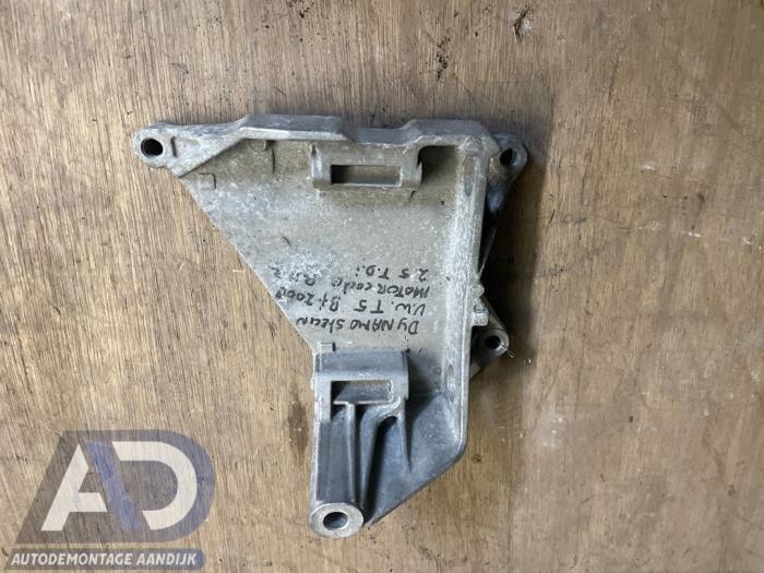Usagé Support dynamo haut Volkswagen Multivan T5 (7E/7HC/7HF/7HM) 2.5 TDi Prix € 29,99 Règlement à la marge proposé par Autodemontage Aandijk
