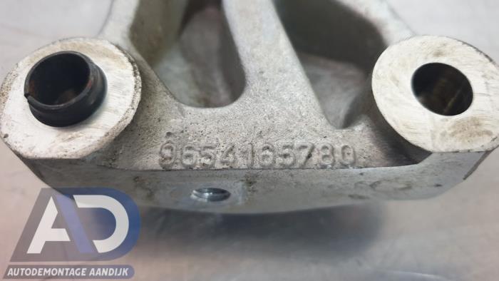 Engine mount from a Peugeot 207 CC (WB) 1.6 16V 2009