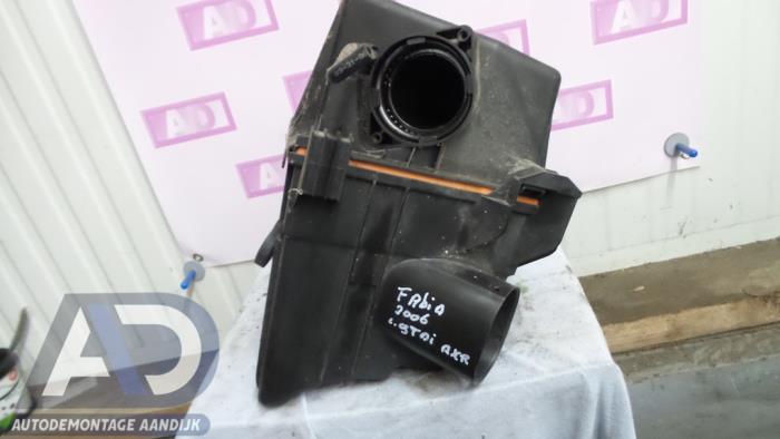 Begagnade Luftfilterhus Volkswagen Polo IV (9N1/2/3) 1.4 TDI 70 Pris € 24,99 Marginaltabell erbjuds av Autodemontage Aandijk