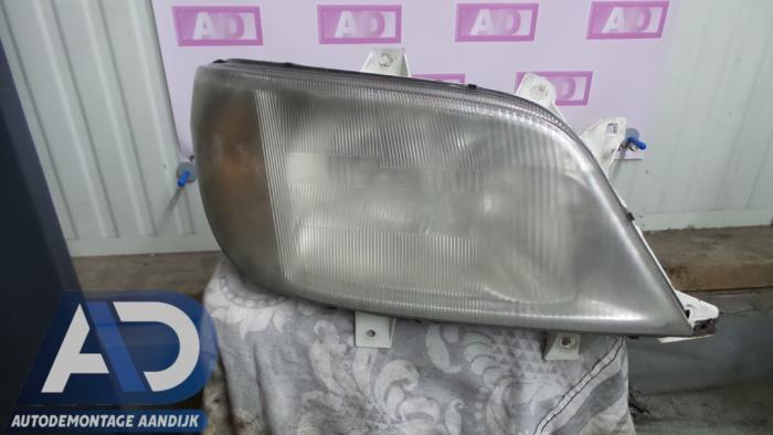 Używane Reflektor prawy Mercedes Sprinter 2t (901/902) 208 CDI 16V Cena € 29,99 Procedura marży oferowane przez Autodemontage Aandijk