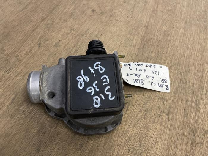 Air mass meter from a BMW 3 serie (E36/4) 320i 24V 1998