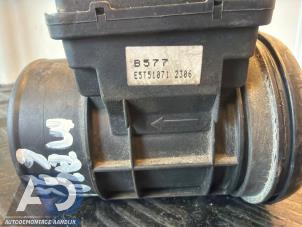 Luftmassenmesser van een Mazda 626 (GF12) 2.0i 16V GLX 1998