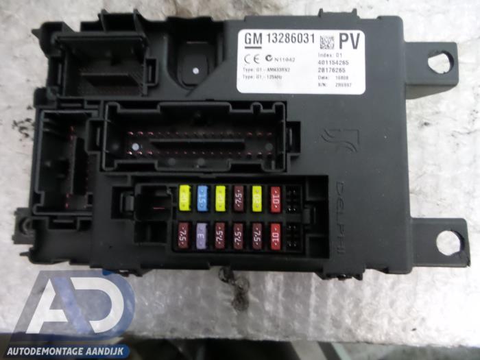 Fuse box Opel Corsa - 13286031 DELPHI - Autodemontage Aandijk