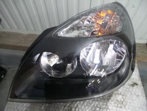 Used Headlight, left Renault Clio II (BB/CB) 1.2 16V Price € 34,99 Margin scheme offered by Autodemontage Aandijk
