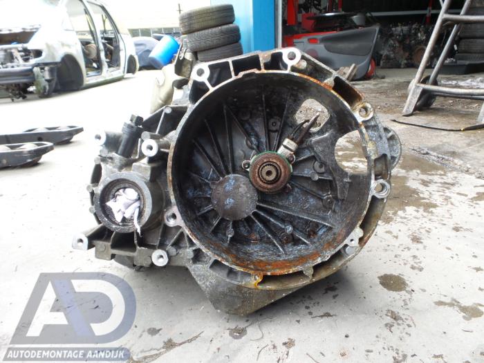 Getriebe van een Volkswagen Sharan (7M8/M9/M6) 2.0 1999