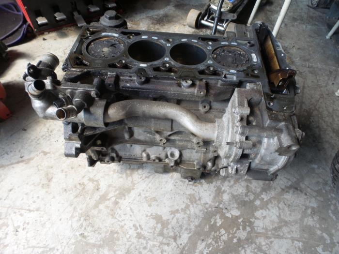 Engine crankcase from a Vauxhall Zafira Mk.I (F75) 2.2 16V 2003