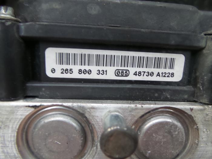 Bomba ABS de un Nissan Almera Tino (V10M) 1.8 16V 2005