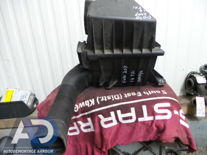 Begagnade Luftfilterhus Volkswagen Polo IV (9N1/2/3) 1.4 TDI 70 Pris € 24,99 Marginaltabell erbjuds av Autodemontage Aandijk