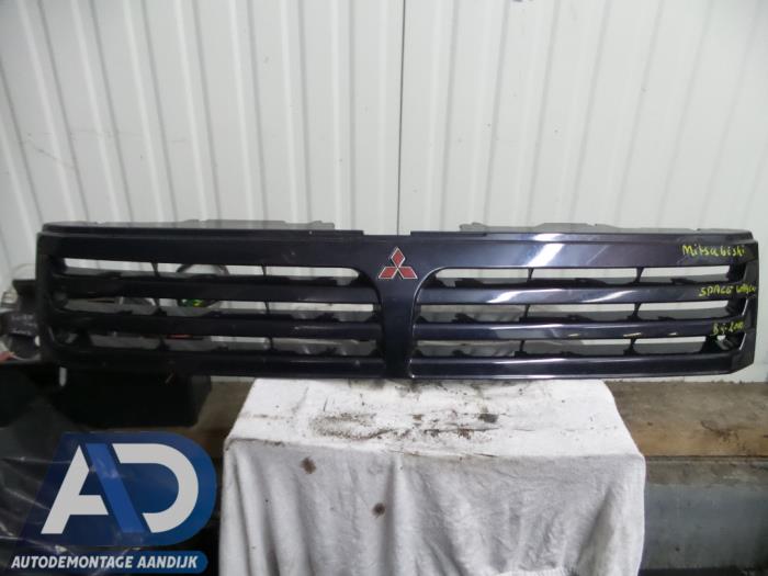 Używane Grill Mitsubishi Space Wagon (N8/N9) 2.4 16V GDI GLX Cena € 29,99 Procedura marży oferowane przez Autodemontage Aandijk