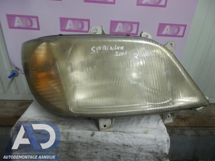 Używane Reflektor lewy Mercedes Sprinter 2t (901/902) 211 CDI 16V Cena € 29,99 Procedura marży oferowane przez Autodemontage Aandijk