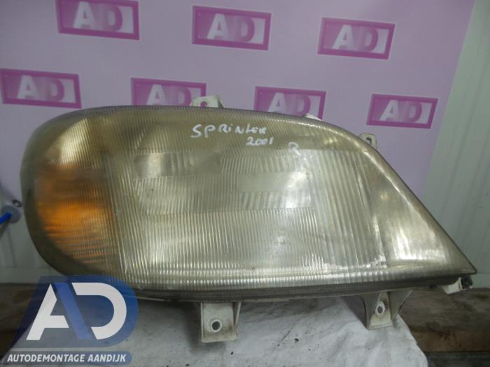 Używane Reflektor prawy Mercedes Sprinter 2t (901/902) 211 CDI 16V Cena € 29,99 Procedura marży oferowane przez Autodemontage Aandijk