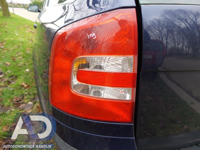 feu arriere skoda octavia 2017 gauche led main image 1