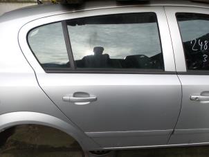 Używane Drzwi prawe tylne wersja 4-drzwiowa Opel Astra H (L48) 1.7 CDTi 16V Cena € 99,99 Procedura marży oferowane przez Autodemontage Aandijk