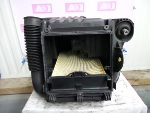 Używane Obudowa filtra powietrza Mercedes A (W169) 1.5 A-150 5-Drs. Cena € 40,00 Procedura marży oferowane przez Autodemontage Aandijk