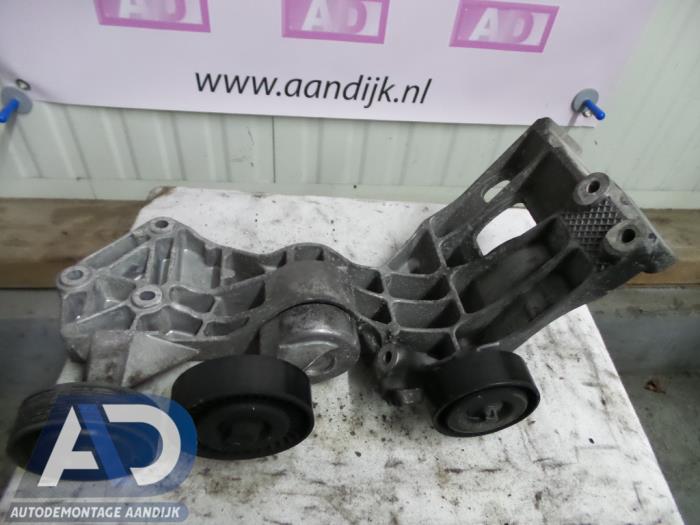 Gebrauchte Dynamostütze unten Mercedes A (W169) 1.5 A-150 5-Drs. Preis € 70,00 Margenregelung angeboten von Autodemontage Aandijk