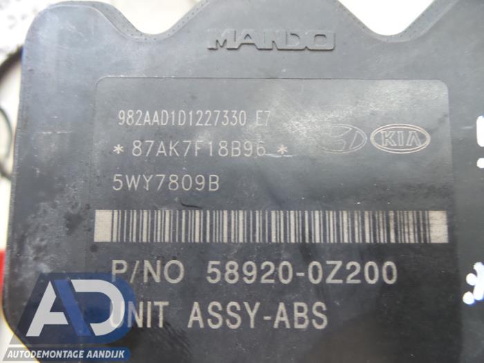 ABS pump from a Kia Sportage (JE) 2.0 CRDi 16V VGT 4x2 2007