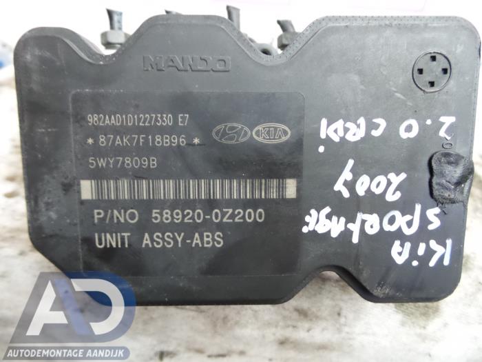 ABS pump from a Kia Sportage (JE) 2.0 CRDi 16V VGT 4x2 2007