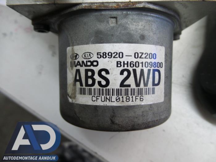 ABS pump from a Kia Sportage (JE) 2.0 CRDi 16V VGT 4x2 2007