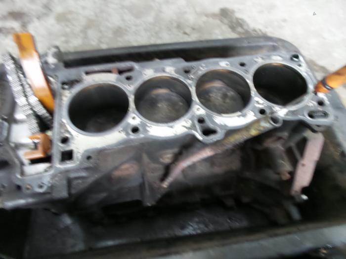 Motor Unterblock van een Nissan Almera Tino (V10M) 1.8 16V 2005