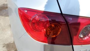 Usados Luz trasera izquierda Mazda 3 Sport (BK14) 1.6i 16V Precio € 29,99 Norma de margen ofrecido por Autodemontage Aandijk