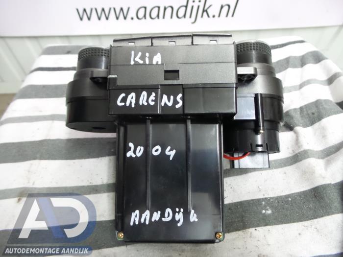 Air conditioning control panel from a Kia Carens II (FJ) 2.0 CRDI 16V 2004