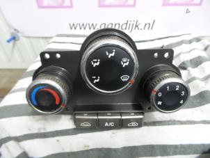 Used Air conditioning control panel Kia Carens II (FJ) 2.0 CRDI 16V Price € 34,99 Margin scheme offered by Autodemontage Aandijk