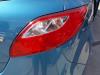 Feu arrière droit d'un Mazda 2 (DE), 2007 / 2015 1.3 16V MZR, Berline avec hayon arrière, Essence, 1.349cc, 62kW (84pk), FWD, ZJVE; ZJ46, 2010-01 / 2015-06, DEA3J2; DEA4J2 2013