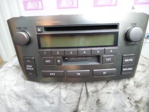 Usados Reproductor de CD y radio Toyota Avensis (T25/B1B) 1.8 16V VVT-i Precio € 49,99 Norma de margen ofrecido por Autodemontage Aandijk