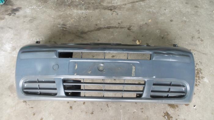 Front bumper from a Renault Trafic New (FL) 1.9 dCi 100 16V 2006