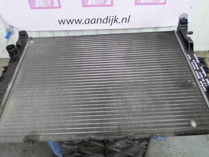 Radiator from a Renault Grand Scénic II (JM) 1.6 16V 2008