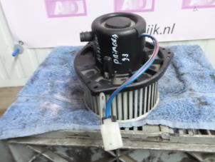 Usados Motor de ventilador de calefactor Nissan Primera (P10) 2.0i 16V SPi Kat. Precio € 24,99 Norma de margen ofrecido por Autodemontage Aandijk