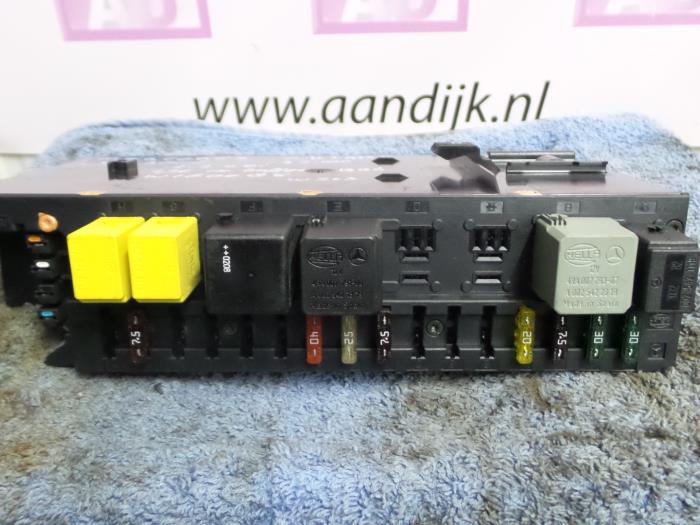 Fuse box from a Mercedes-Benz C (W203) 2.2 C-200 CDI 16V 2006