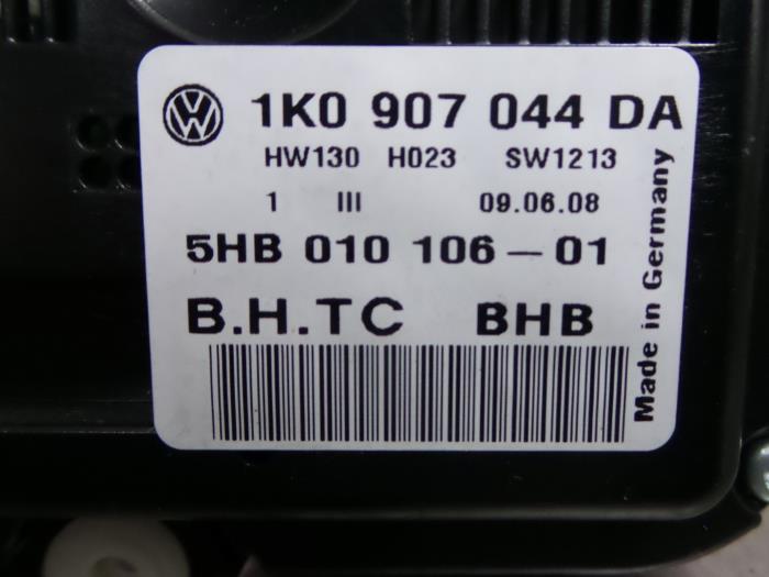 Panneau de commande clim d'un Volkswagen Touran (1T1/T2) 2.0 TDI DPF Cross Touran 2009