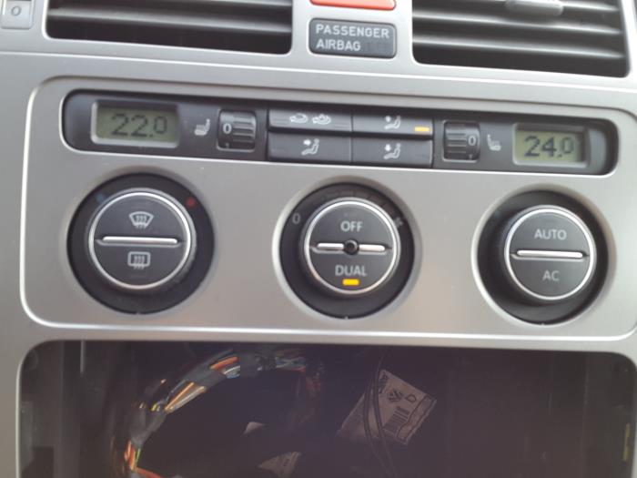Panel de control de aire acondicionado de un Volkswagen Touran (1T1/T2) 2.0 TDI DPF Cross Touran 2009