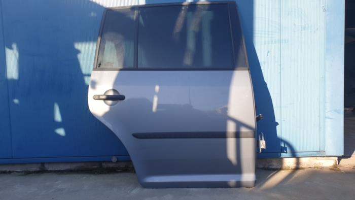 Rear door 4-door, right from a Volkswagen Touran (1T1/T2) 1.9 TDI 105 Euro 3 2008