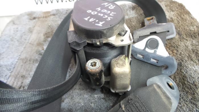 Seatbelt tensioner, right from a Fiat Scudo (220Z) 1.9 D 2004