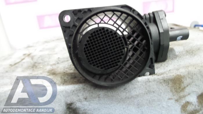 Luftmassenmesser van een Volkswagen Passat (3C2) 1.9 TDI 2007